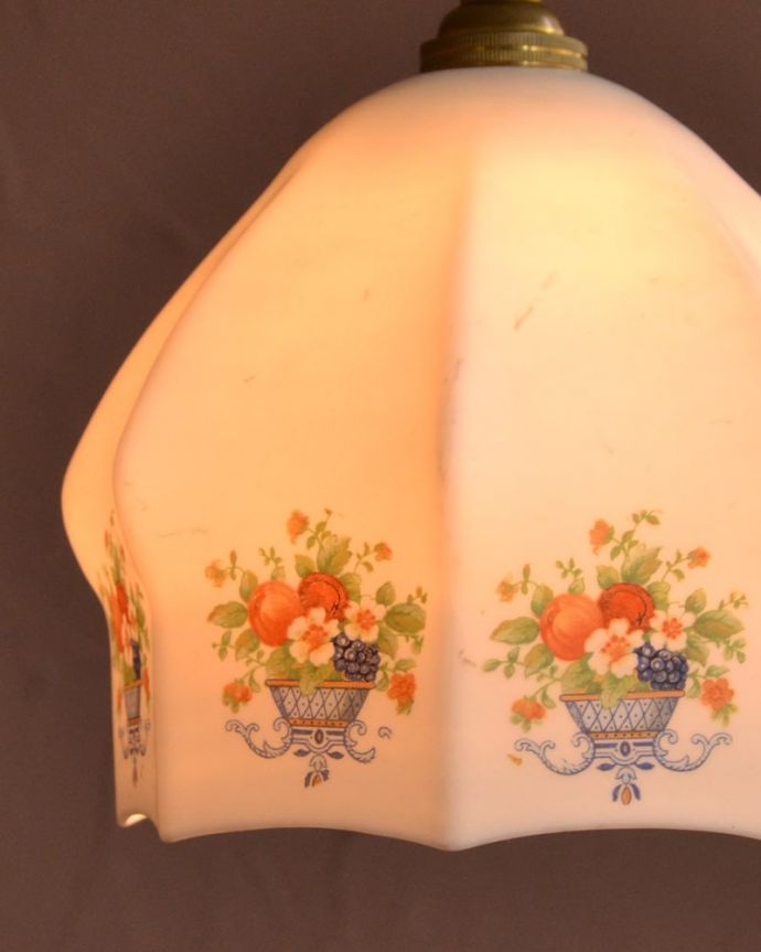 ペンダントライト　照明・ライティング　アンティークのペンダントライト、お花とフルーツのバスケット模様が可愛いシェード（コード・シャンデリア電球・ギャラリーなし）。使えるものだけ選んできましたアンティークなのでキズや汚れ、カケなどは必ずありますが、使えると判断したものだけを吟味して選んできました。(m-3915-z)