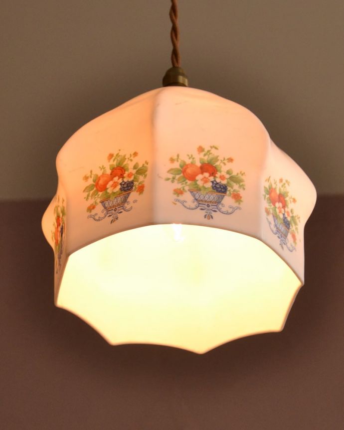 ペンダントライト　照明・ライティング　アンティークのペンダントライト、お花とフルーツのバスケット模様が可愛いシェード（コード・シャンデリア電球・ギャラリーなし）。夜になると･･･ふわっとした優しい灯りで周りを包み込んでくれます。(m-3915-z)