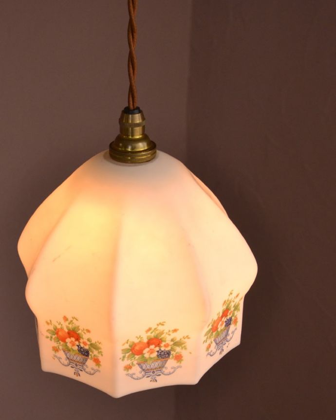 ペンダントライト　照明・ライティング　アンティークのペンダントライト、お花とフルーツのバスケット模様が可愛いシェード（コード・シャンデリア電球・ギャラリーなし）。取り付け金具は日本仕様シェードはアンティークですが、取り付け金具は日本仕様の新しいものです。(m-3915-z)
