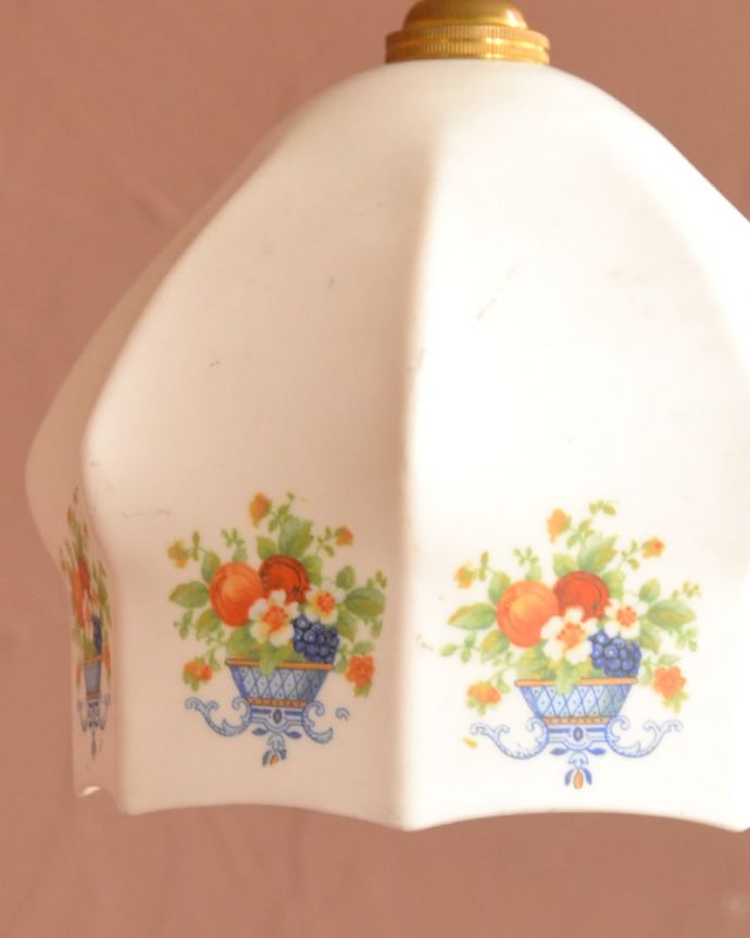 ペンダントライト　照明・ライティング　アンティークのペンダントライト、お花とフルーツのバスケット模様が可愛いシェード（コード・シャンデリア電球・ギャラリーなし）。アンティークらしいデザインこだわりたい方におススメのアンティークのシェード。(m-3915-z)