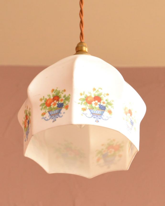 ペンダントライト　照明・ライティング　アンティークのペンダントライト、お花とフルーツのバスケット模様が可愛いシェード（コード・シャンデリア電球・ギャラリーなし）。下から見上げると･･･実際に取り付けてカウンターやダイニングの下からのぞくとこんな感じです。(m-3915-z)
