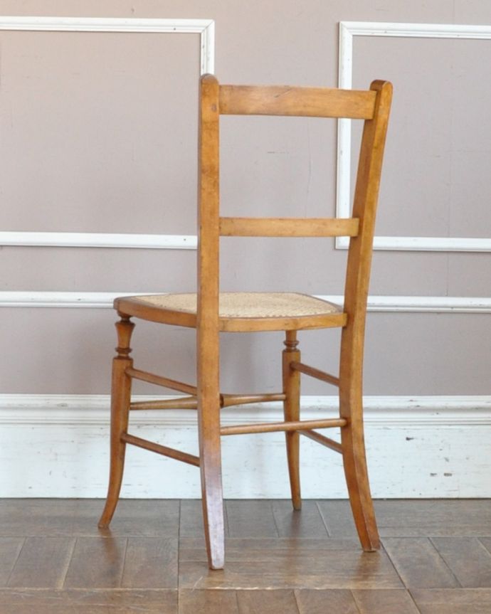 イギリスで出会ったアンティーク椅子、籐で編まれたナチュラルな