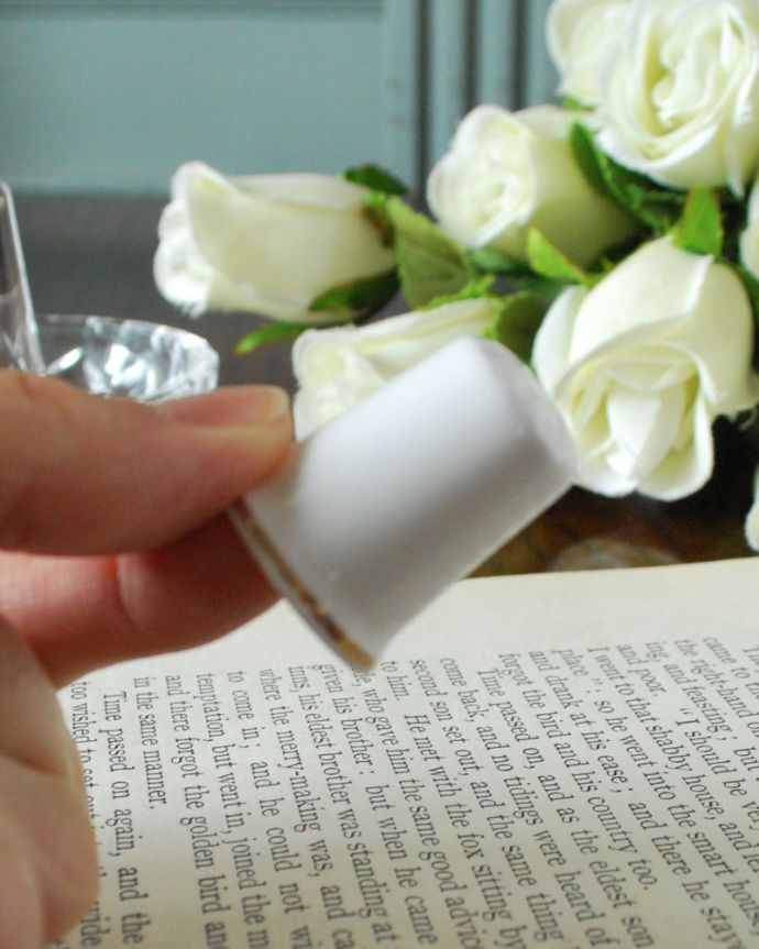 アンティーク 陶磁器の雑貨 アンティーク雑貨 可愛い薔薇が描かれた英国アンティークのシンブル。コレクションしたくなる可愛らしさ指の帽子(finger hat)とも呼ばれるコロンとした形。(m-3921-z)