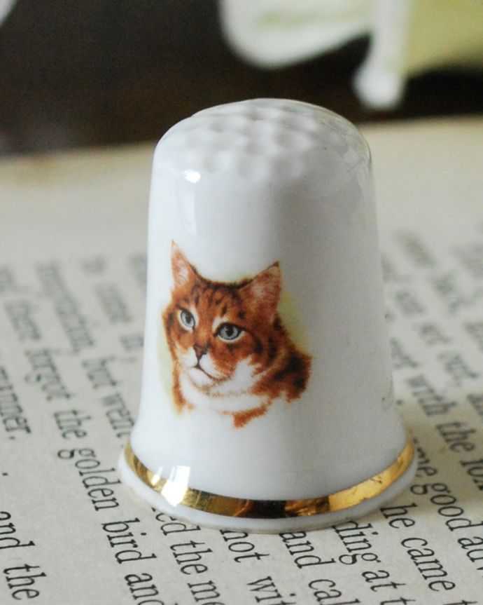 アンティーク 陶磁器の雑貨　アンティーク雑貨　ブルーの目が美しい猫のイギリスで見つけたアンティークシンブル。幸運を呼ぶ女性のためのコレクションアイテムシンブルとは、上流階級の女性がたしなみとして行ったお裁縫の時に使った指ぬきのこと。(m-3923-z)