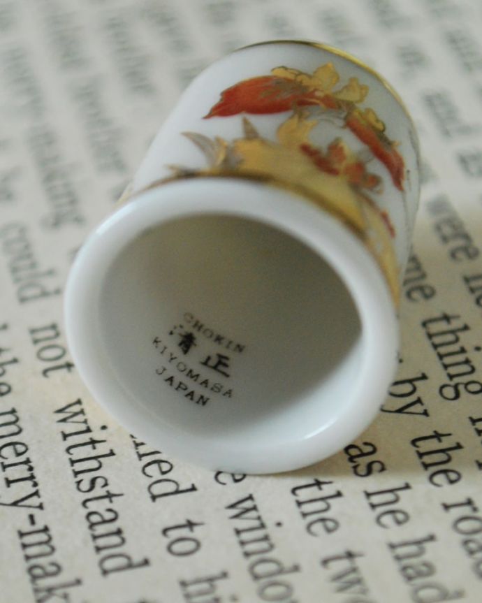 アンティーク 陶磁器の雑貨　アンティーク雑貨　オレンジのお花と蝶が舞うイギリスのアンティークシンブル。キレイなものだけを買い付けていますアンティークは新品ではなので多少のキズ・汚れがある場合がありますが、キレイなもを買い付けてきました。(m-3924-z)