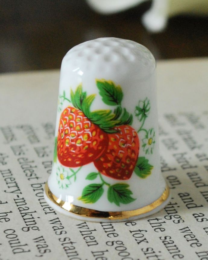 アンティーク 陶磁器の雑貨　アンティーク雑貨　イギリスのアンティーク雑貨、大きなイチゴ模様のシンブル。幸運を呼ぶ女性のためのコレクションアイテムシンブルとは、上流階級の女性がたしなみとして行ったお裁縫の時に使った指ぬきのこと。(m-3930-z)