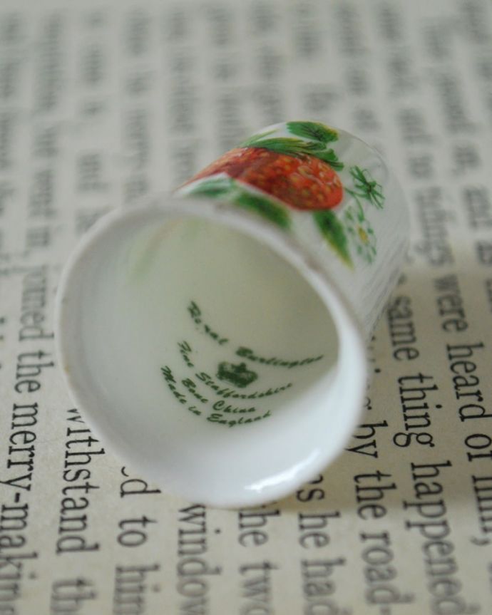 アンティーク 陶磁器の雑貨　アンティーク雑貨　イギリスのアンティーク雑貨、大きなイチゴ模様のシンブル。キレイなものだけを買い付けていますアンティークは新品ではなので多少のキズ・汚れがある場合がありますが、キレイなもを買い付けてきました。(m-3930-z)