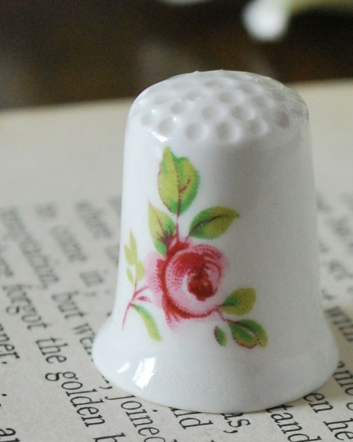 アンティーク 陶磁器の雑貨　アンティーク雑貨　可愛い薔薇が描かれた英国アンティークのシンブル。幸運を呼ぶ女性のためのコレクションアイテムシンブルとは、上流階級の女性がたしなみとして行ったお裁縫の時に使った指ぬきのこと。(m-3933-z)