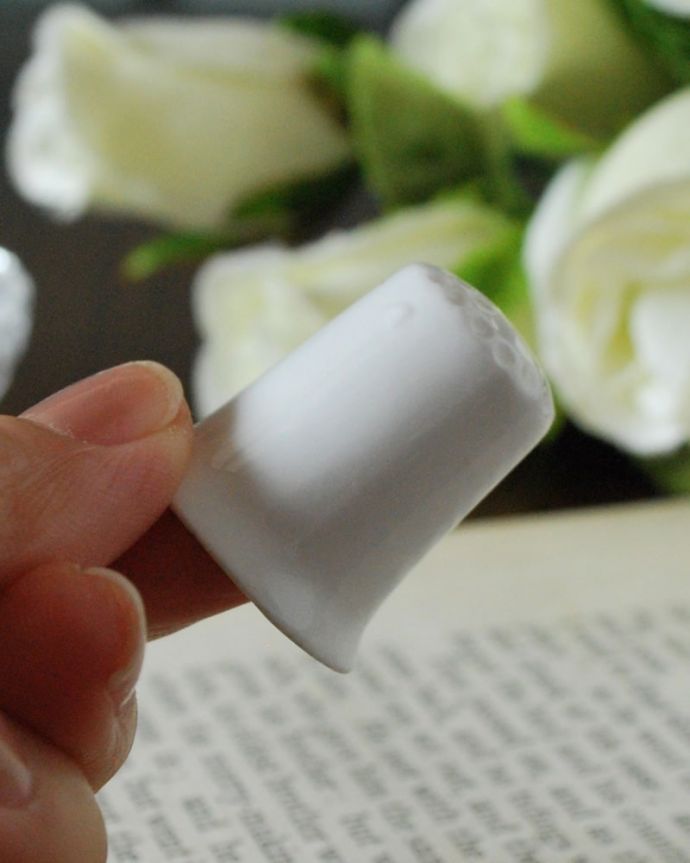 アンティーク 陶磁器の雑貨　アンティーク雑貨　可愛い薔薇が描かれた英国アンティークのシンブル。コレクションしたくなる可愛らしさ指の帽子（finger hat)とも呼ばれるコロンとした形。(m-3933-z)