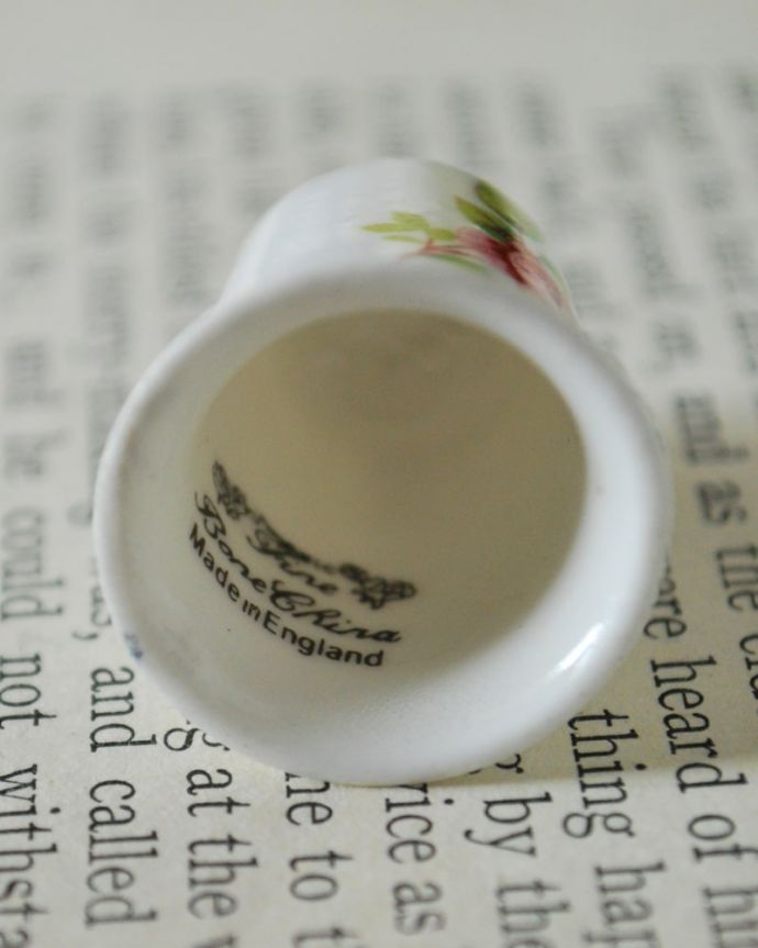 アンティーク 陶磁器の雑貨　アンティーク雑貨　可愛い薔薇が描かれた英国アンティークのシンブル。キレイなものだけを買い付けていますアンティークは新品ではなので多少のキズ・汚れがある場合がありますが、キレイなもを買い付けてきました。(m-3933-z)