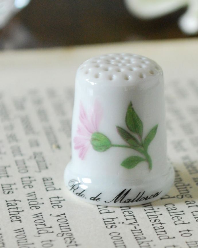 アンティーク 陶磁器の雑貨　アンティーク雑貨　イギリスで見つけたアンティークシンブルRDO DE MALLORCA(マヨルカ)。幸運を呼ぶ女性のためのコレクションアイテムシンブルとは、上流階級の女性がたしなみとして行ったお裁縫の時に使った指ぬきのこと。(m-3938-z)