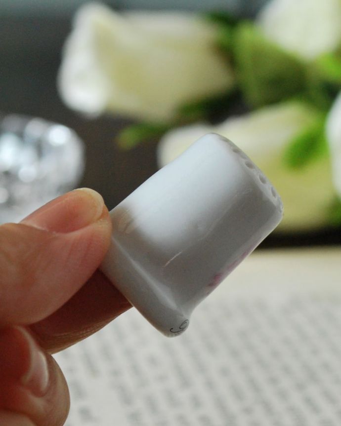 アンティーク 陶磁器の雑貨　アンティーク雑貨　イギリスで見つけたアンティークシンブルRDO DE MALLORCA(マヨルカ)。コレクションしたくなる可愛らしさ指の帽子（finger hat)とも呼ばれるコロンとした形。(m-3938-z)