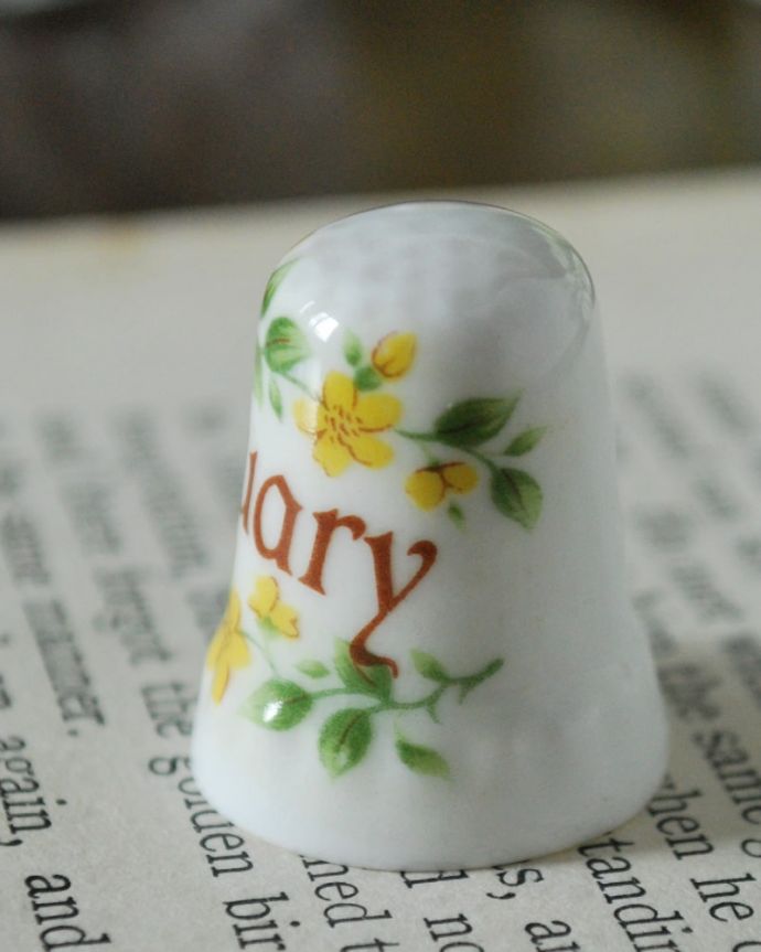 アンティーク 陶磁器の雑貨　アンティーク雑貨　黄色のお花が可愛いアンティークマンスリーシンブル（February）。幸運を呼ぶ女性のためのコレクションアイテムシンブルとは、上流階級の女性がたしなみとして行ったお裁縫の時に使った指ぬきのこと。(m-3939-z)