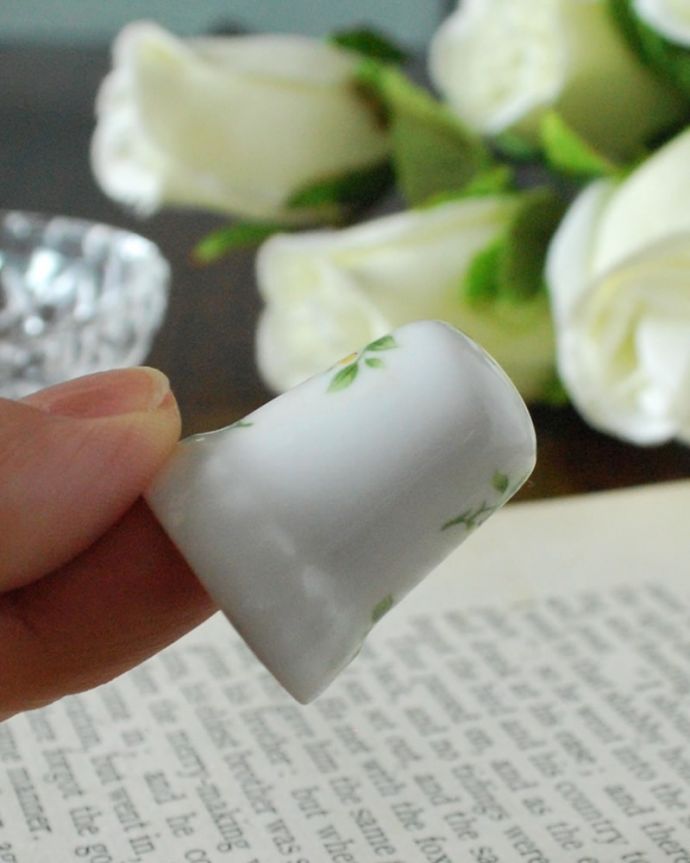 アンティーク 陶磁器の雑貨　アンティーク雑貨　黄色のお花が可愛いアンティークマンスリーシンブル（February）。コレクションしたくなる可愛らしさ指の帽子（finger hat)とも呼ばれるコロンとした形。(m-3939-z)