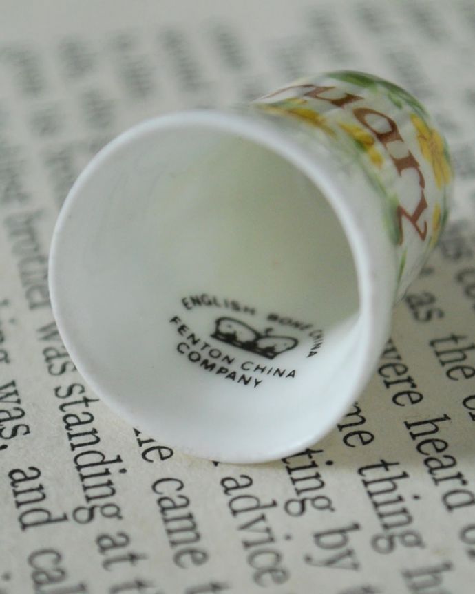 アンティーク 陶磁器の雑貨　アンティーク雑貨　黄色のお花が可愛いアンティークマンスリーシンブル（February）。キレイなものだけを買い付けていますアンティークは新品ではなので多少のキズ・汚れがある場合がありますが、キレイなもを買い付けてきました。(m-3939-z)