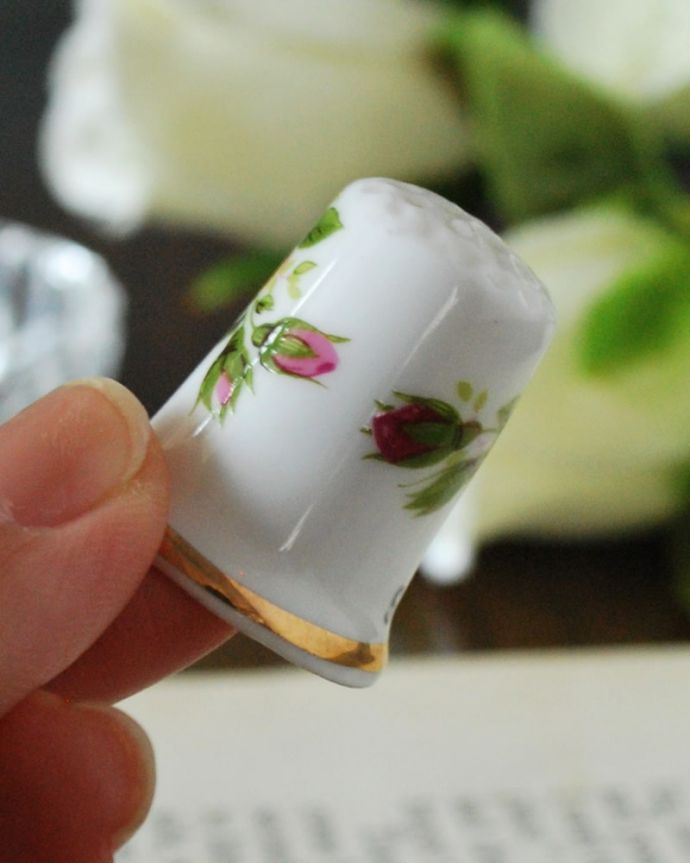 アンティーク 陶磁器の雑貨　アンティーク雑貨　イギリスのアンティーク雑貨、Scarborough（スカボロー）のシンブル。コレクションしたくなる可愛らしさ指の帽子（finger hat)とも呼ばれるコロンとした形。(m-3940-z)