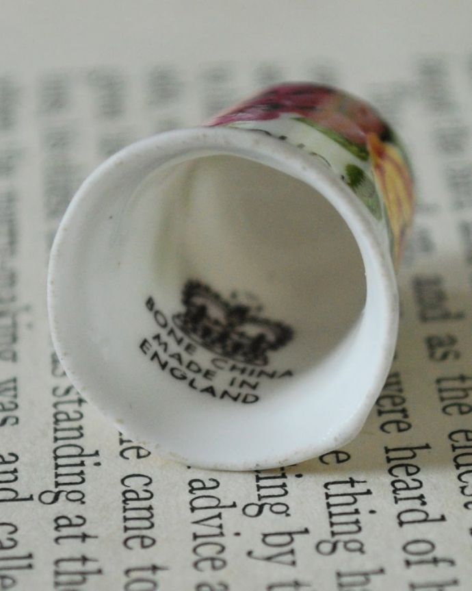 アンティーク 陶磁器の雑貨　アンティーク雑貨　イギリスのアンティーク雑貨、Scarborough（スカボロー）のシンブル。キレイなものだけを買い付けていますアンティークは新品ではなので多少のキズ・汚れがある場合がありますが、キレイなもを買い付けてきました。(m-3940-z)