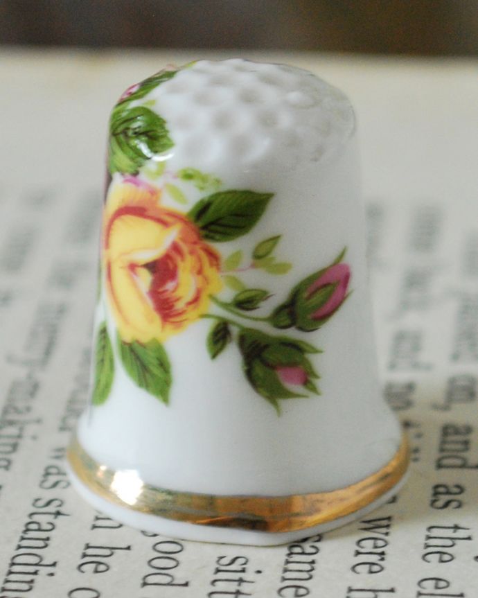 アンティーク 陶磁器の雑貨　アンティーク雑貨　イギリスのアンティーク雑貨、Scarborough（スカボロー）のシンブル。幸運を呼ぶ女性のためのコレクションアイテムシンブルとは、上流階級の女性がたしなみとして行ったお裁縫の時に使った指ぬきのこと。(m-3940-z)