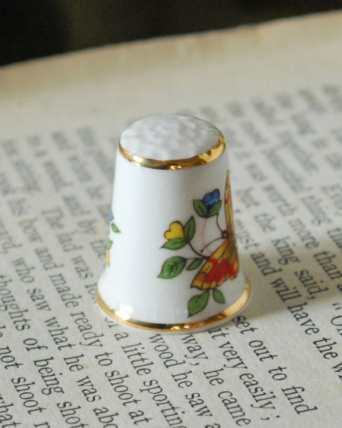 アンティーク 陶磁器の雑貨　アンティーク雑貨　エインズレイ（AYNSLEY）のアンティーク雑貨、蝶とお花のシンブル。幸運を呼ぶ女性のためのコレクションアイテムシンブルとは、上流階級の女性がたしなみとして行ったお裁縫の時に使った指ぬきのこと。(m-3946-z)