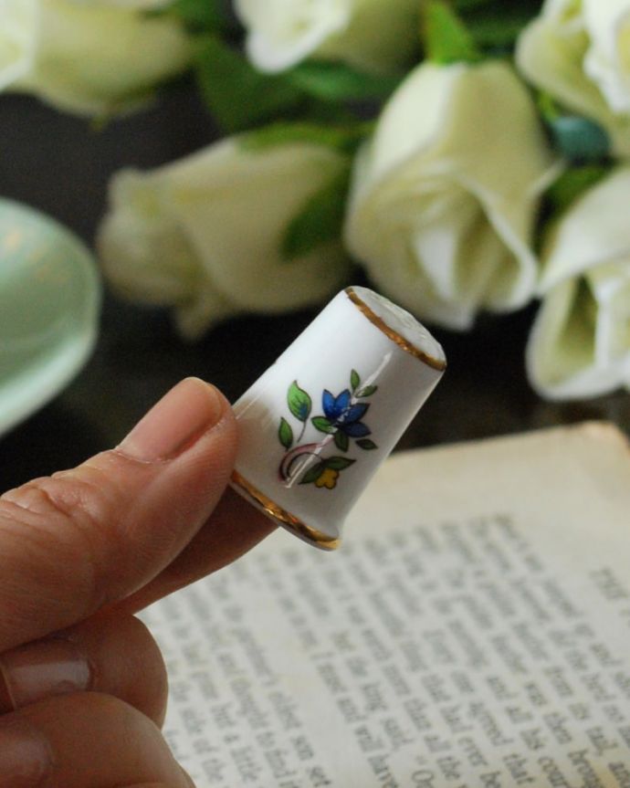 アンティーク 陶磁器の雑貨　アンティーク雑貨　エインズレイ（AYNSLEY）のアンティーク雑貨、蝶とお花のシンブル。コレクションしたくなる可愛らしさ指の帽子（finger hat)とも呼ばれるコロンとした形。(m-3946-z)