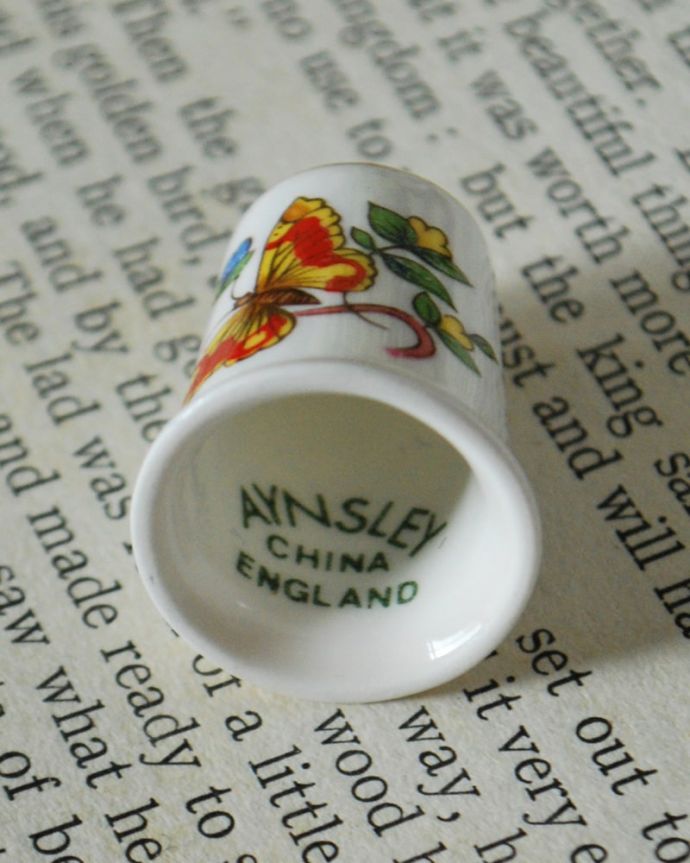 アンティーク 陶磁器の雑貨　アンティーク雑貨　エインズレイ（AYNSLEY）のアンティーク雑貨、蝶とお花のシンブル。キレイなものだけを買い付けていますアンティークは新品ではなので多少のキズ・汚れがある場合がありますが、キレイなもを買い付けてきました。(m-3946-z)