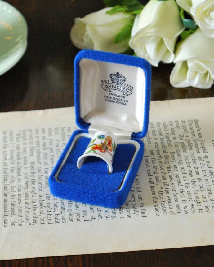 アンティーク 陶磁器の雑貨　アンティーク雑貨　エインズレイ（AYNSLEY）のアンティーク雑貨、蝶とお花のシンブル。人気のケース付きですしっかり大切に収納されて使われていました。(m-3946-z)