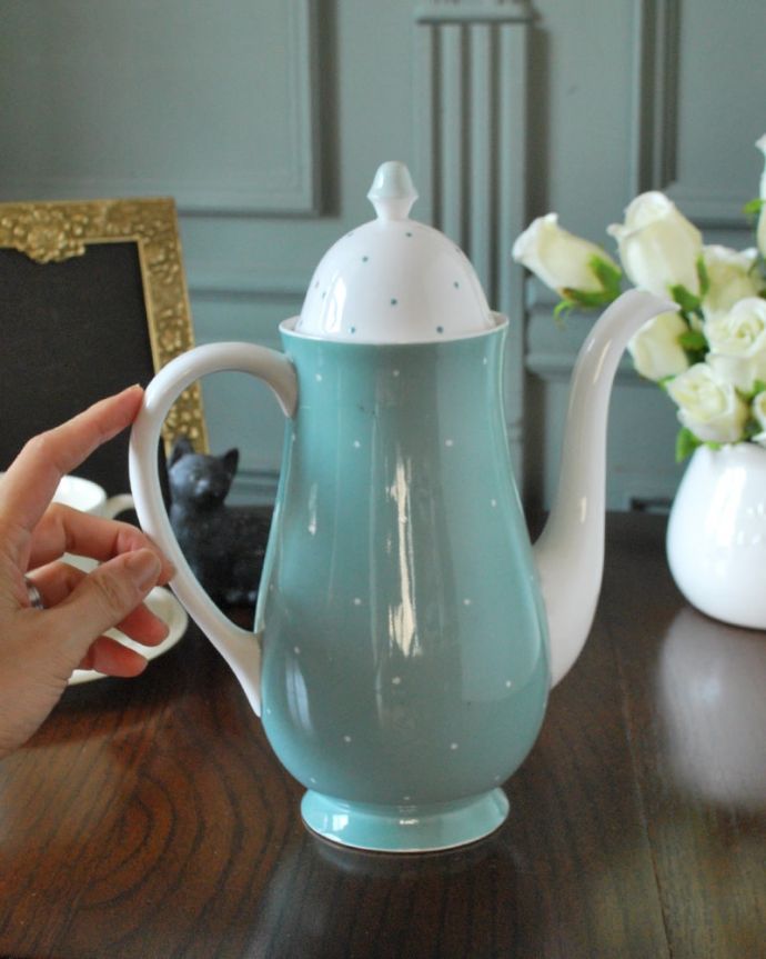 スージークーパー　アンティーク雑貨　英国から届いたスージークーパーのアンティークポット、ブルーのレイズドスポット。お茶の時間をもっと優雅に･･･眺めているだけじゃもったいないので、実用的に使って下さい。(m-3950-z)