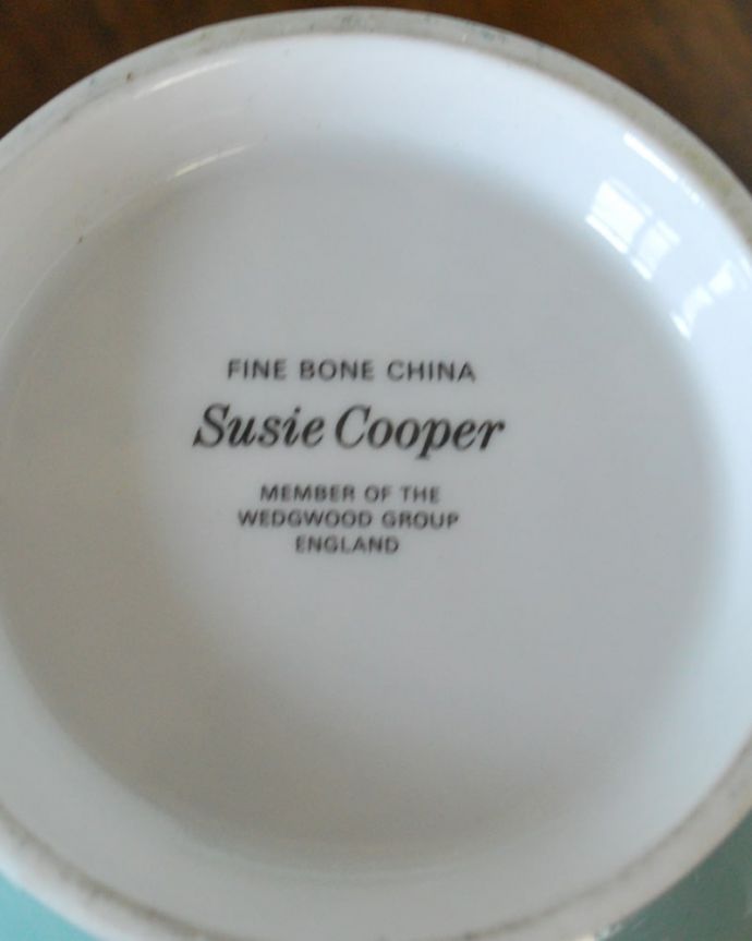 スージークーパー　アンティーク雑貨　英国から届いたスージークーパーのアンティークポット、ブルーのレイズドスポット。裏側のバックスタンプ1968～70年製造のスージークーパーメンバーオブザウェッジウッドグループで使われていたバックスタンプが押されています。(m-3950-z)