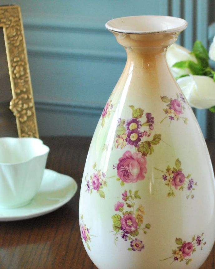 アンティーク 陶磁器の雑貨　アンティーク雑貨　イギリスで見つけたアンティーク雑貨、お花模様が華やかなフラワーベース（花器）。普段の生活に華を添えてくれるアンティークガーデニングの国、イギリスらしい花器。(m-3951-z)