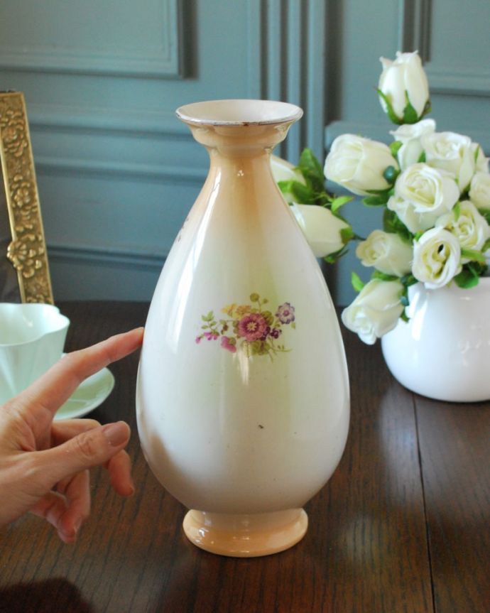 アンティーク 陶磁器の雑貨　アンティーク雑貨　イギリスで見つけたアンティーク雑貨、お花模様が華やかなフラワーベース（花器）。置くだけでも絵になる美しさ何も入れなくても、陶磁器なので中が見えずに絵になるアイテムなんです。(m-3951-z)