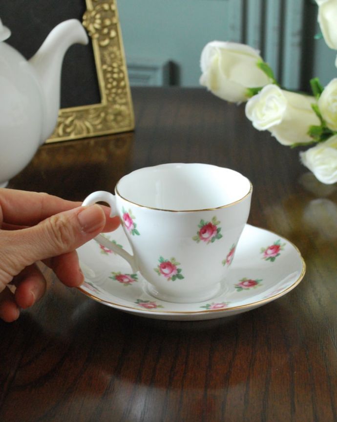 【雑貨類商品UP用】 アンティーク　カップ＆ソーサー。お茶の時間をもっと優雅に･･･眺めているだけじゃもったいないので、実用的に使って下さい。(htz-04-1-6)