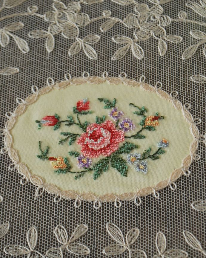 アンティーク 真鍮の雑貨 アンティーク雑貨 フランスで見つけたアンティーク雑貨、美しいバラの刺繍のトレイ(ドレッシングトレイ)。マリーアントワネットが愛した刺繍色とりどりのお花が刺繍で描かれたプチポワンのトレイ。(m-3958-z)