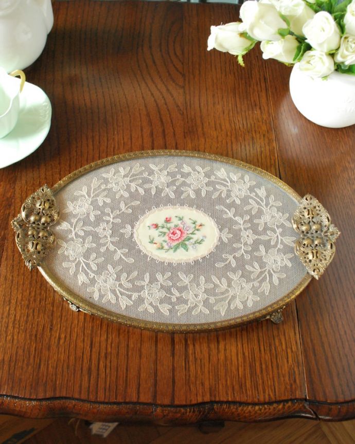 アンティーク 真鍮の雑貨 アンティーク雑貨 フランスで見つけたアンティーク雑貨、美しいバラの刺繍のトレイ(ドレッシングトレイ)。上から全体を見てみましょうアンティークなので多少のキズ・汚れがある場合があります。(m-3958-z)