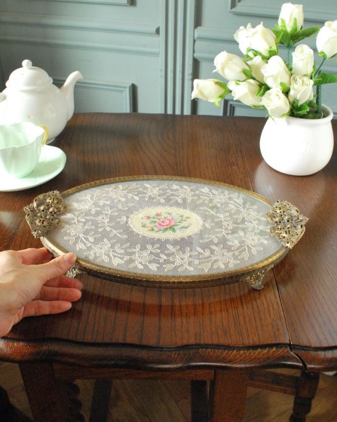 アンティーク 真鍮の雑貨 アンティーク雑貨 フランスで見つけたアンティーク雑貨、美しいバラの刺繍のトレイ(ドレッシングトレイ)。ゴージャスな雰囲気何を乗せてもちょっとゴージャスでステキに見えます。(m-3958-z)