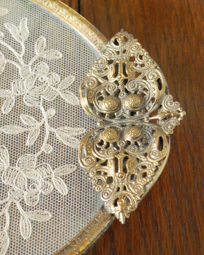 アンティーク 真鍮の雑貨 アンティーク雑貨 フランスで見つけたアンティーク雑貨、美しいバラの刺繍のトレイ(ドレッシングトレイ)。女性らしい優雅なデザイントレイを支える小さな脚もかわいい。(m-3958-z)