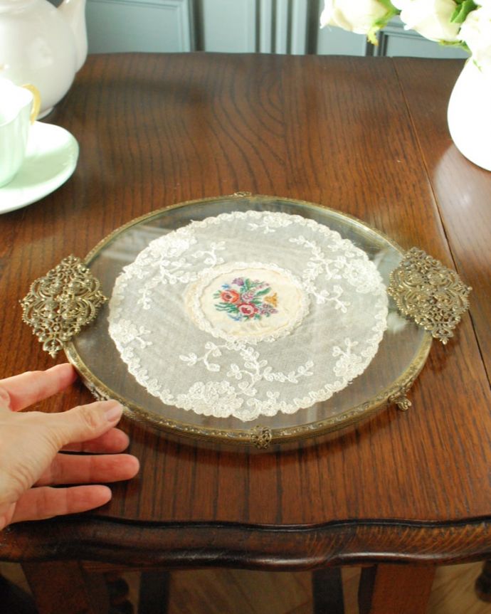 アンティーク 真鍮の雑貨　アンティーク雑貨　フランスで見つけたアンティーク雑貨、持ち手付きの美しいプチポワントレイ。ゴージャスな雰囲気何を乗せてもちょっとゴージャスでステキに見えます。(m-3960-z)