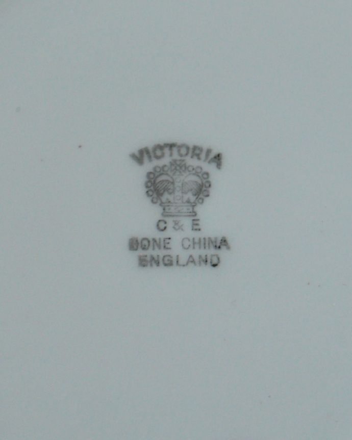 アンティーク 陶磁器の雑貨 アンティーク雑貨 イギリスのアンティーク陶磁器、VICTORIA C&Eのプレート(カートライト&エドワーズ)。裏側には品質の証製造メーカー保証の意味がこもった窯印、ポーセリンマークがあります。(m-3962-z)