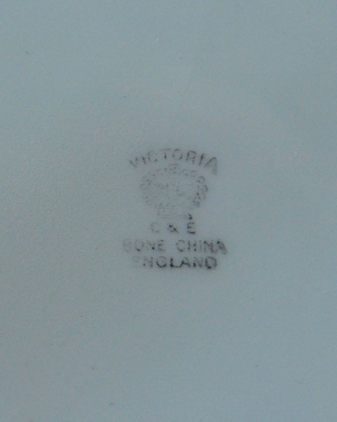 アンティーク 陶磁器の雑貨　アンティーク雑貨　イギリスのアンティーク陶磁器、VICTORIA C&EのB＆Bプレート（カートライト＆エドワーズ）。裏側には品質の証製造メーカー保証の意味がこもった窯印、ポーセリンマークがあります。(m-3963-z)
