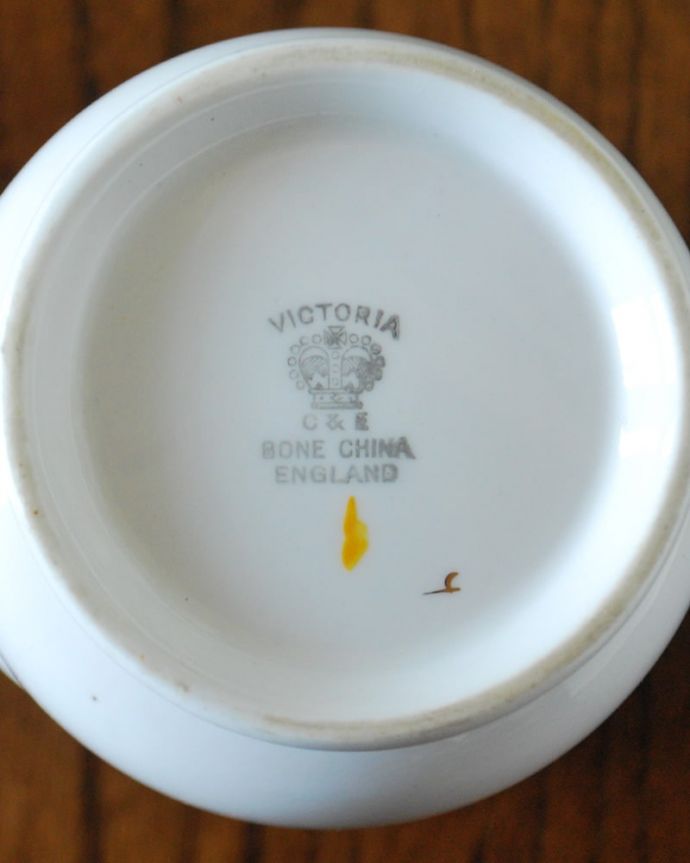 アンティーク 陶磁器の雑貨　アンティーク雑貨　イギリスのアンティーク陶磁器、VICTORIA C&Eのミルクポット（カートライト＆エドワーズ）。裏側には品質の証製造メーカー保証の意味がこもった窯印、ポーセリンマークがあります。(m-3964-z)
