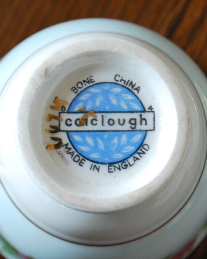 アンティーク 陶磁器の雑貨 アンティーク雑貨 華やかなアンティークの陶磁器、英国Colclough (コルクラフ)のカップ&ソーサートリオ 。裏側には品質の証ひっくり返して見ると、こんな感じのポーセリンマークを見つけることが出来ます。(m-3967-z)