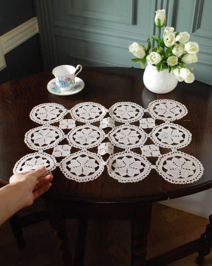 アンティーク雑貨　ハンドメイドマット　キレイなものを選んできました新品ではないので多少の汚れやシミがある場合がありますが、いいものを選んできました。(m-3984-z)