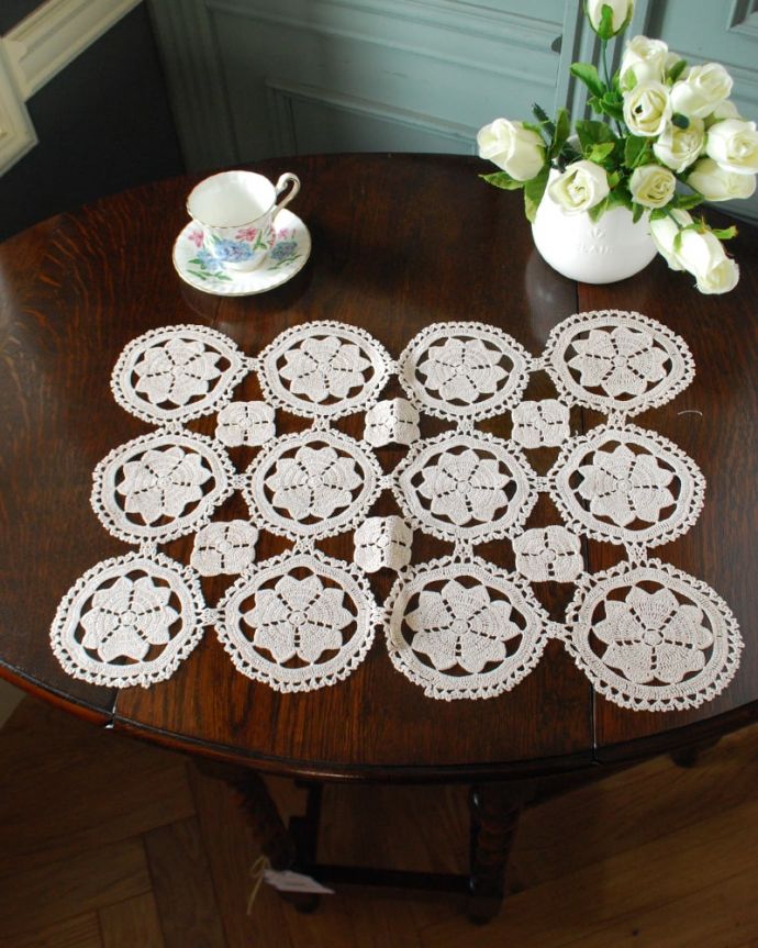 アンティーク雑貨　ハンドメイドマット　上から見ると･･･こんな形のドイリーです。(m-3984-z)