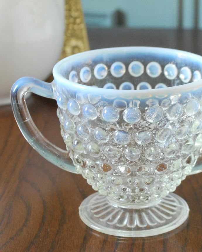 アンティーク 雑貨のガラス小物　アンティーク雑貨　アンカーホッキング社製のムーンストーンシュガーボウル、イギリスのアンティーク雑貨。幻想的な魅力のムーンストーンアンカーホッキング社が1941年〜46年の5年間だけ製造したといわれている貴重なムーンストーンボウル。(m-3988-z)