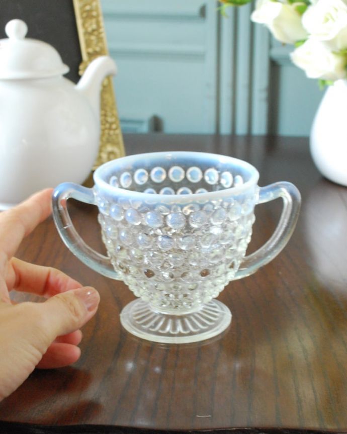 アンティーク 雑貨のガラス小物　アンティーク雑貨　アンカーホッキング社製のムーンストーンシュガーボウル、イギリスのアンティーク雑貨。自分流の使い方で楽しんでくださいアンティークなのでキズや汚れはありますが、使えるものだけを選んできました。(m-3988-z)