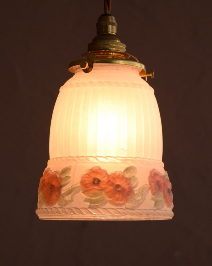 ペンダントライト　照明・ライティング　アンティークのペンダントライト、ピンクのお花のペンダント（コード・シャンデリア電球・ギャラリーA付き）。。(m-3990-z)