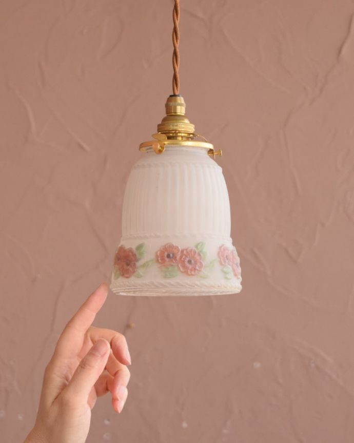 ペンダントライト　照明・ライティング　アンティークのペンダントライト、ピンクのお花のペンダント（コード・シャンデリア電球・ギャラリーA付き）。。(m-3990-z)