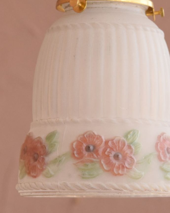 ペンダントライト　照明・ライティング　アンティークのペンダントライト、ピンクのお花のペンダント（コード・シャンデリア電球・ギャラリーA付き）。。(m-3990-z)