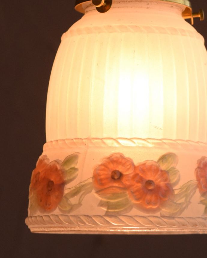 ペンダントライト　照明・ライティング　アンティークのペンダントライト、ピンクのお花のペンダント（コード・シャンデリア電球・ギャラリーA付き）。。(m-3990-z)