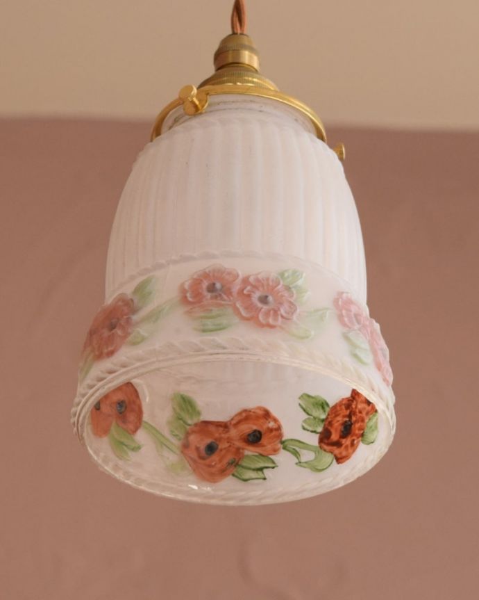 ペンダントライト　照明・ライティング　アンティークのペンダントライト、ピンクのお花のペンダント（コード・シャンデリア電球・ギャラリーA付き）。。(m-3990-z)