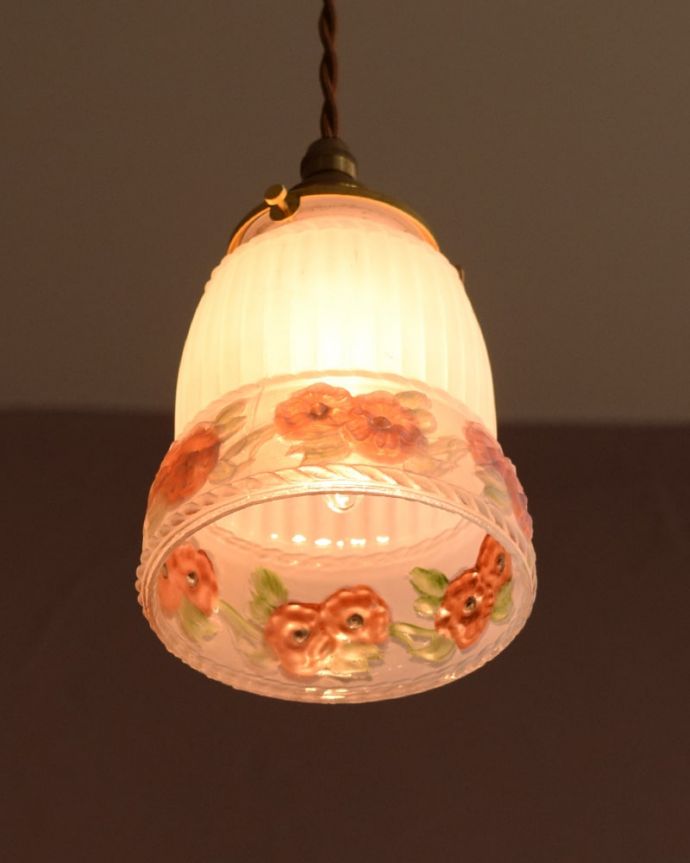 ペンダントライト　照明・ライティング　アンティークのペンダントライト、ピンクのお花のペンダント（コード・シャンデリア電球・ギャラリーA付き）。。(m-3990-z)